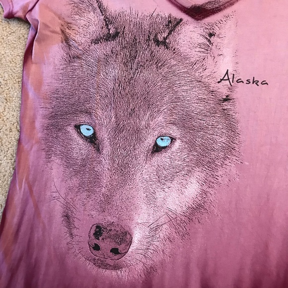 Alaska Wolf Graphic Tee Womens Size Medium Ombre Pink Dye V Neck Short Sleeve - Picture 2 of 8